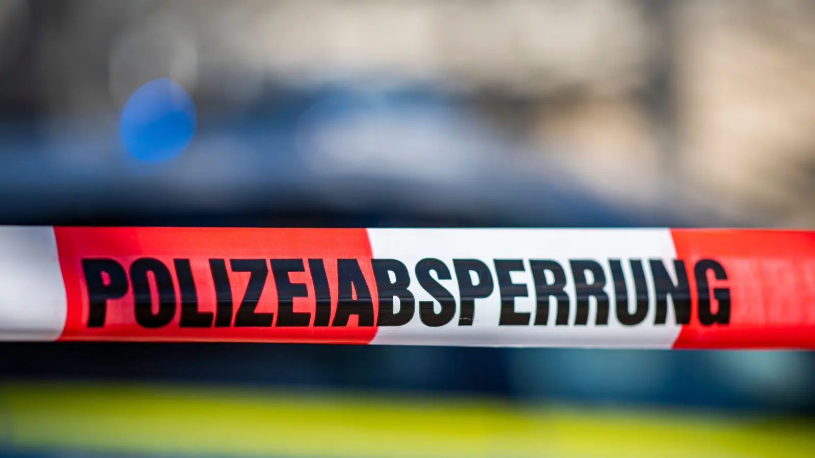 Eine Polizeiabsperrung (Symbolbild). (Foto: David Inderlied/dpa)