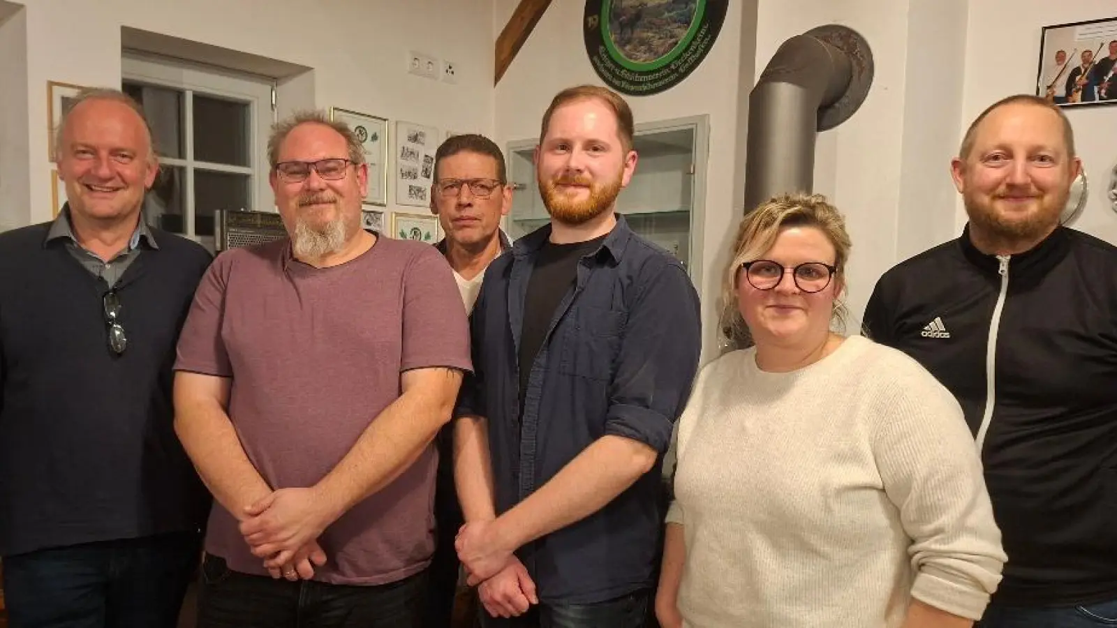 Mit diesen Kandidaten und einer Kandidatin als Ersatzbewerberin geht die Geckenheimer Liste in die Kommunalwahl 2026. Als Bürgermeisterkandidat wurde auch hier Rainer Mayer (links) nominiert.  (Foto: Friedrich Nöth)