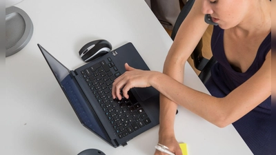 Eine negative Arbeitskultur verleitet dazu, Produktivität vorzutäuschen. Das zeigt sich etwa so, dass eine Kollegin telefoniert, gleichzeitig tippt und Notizen anfertigt.  (Foto: Christin Klose/dpa Themendienst/dpa-tmn)