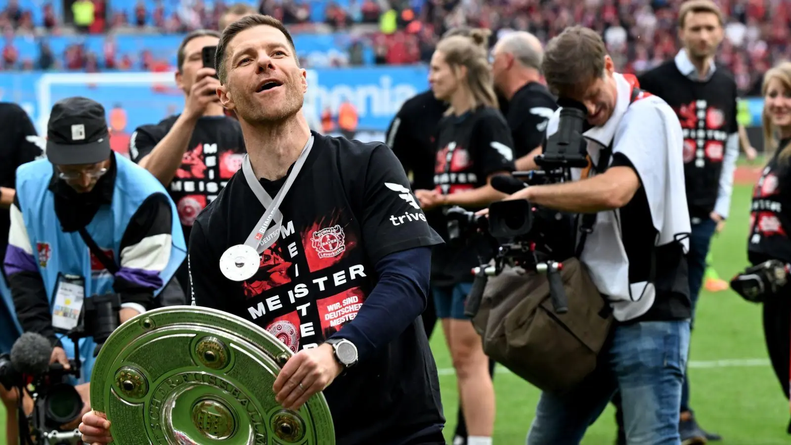 Leverkusens Coach Xabi Alonso beschenkt sein Trainerteam. (Foto: Federico Gambarini/dpa)