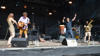 Die Band Gebrüder Mühlleitner eröffnete am Freitag um 16.45 Uhr das Musikprogramm beim Alle Kulturen Fest auf der Hauptbühne. Pünktlich zum Auftrittsbeginn stellte sich Sonnenschein ein. (Foto: Peter Tippl)