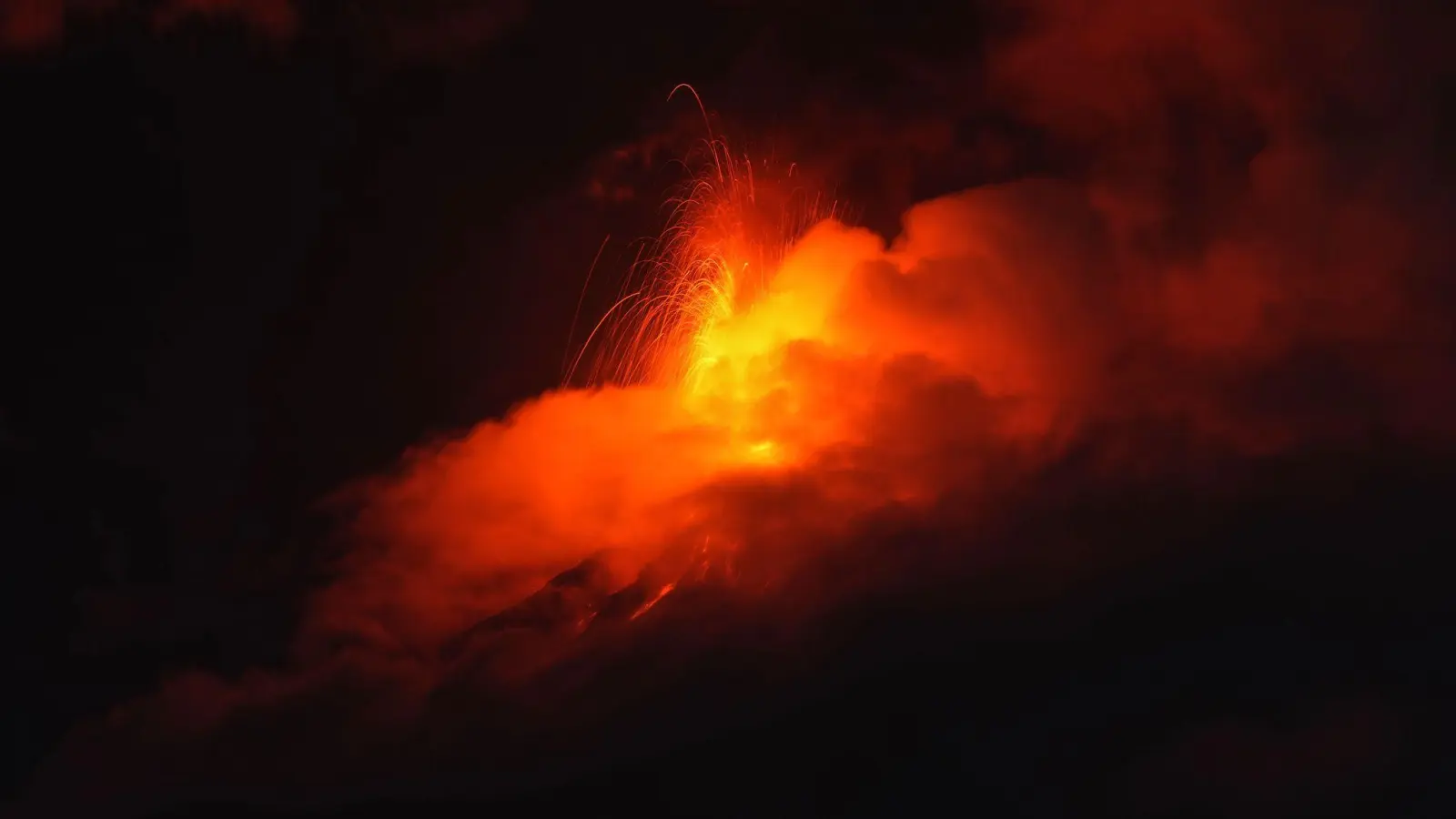 Der hochaktive Feuervulkan (Volcán de Fuego) in Guatemala verbreitet mit einer Eruption Angst und Schrecken.  (Foto: Moises Castillo/AP/dpa)