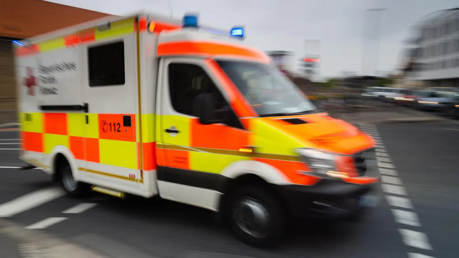 Der Fahrer des Autokrans wurde schwer verletzt in ein Krankenhaus gebracht. (Symbolfoto)  (Foto: Nicolas Armer/dpa)