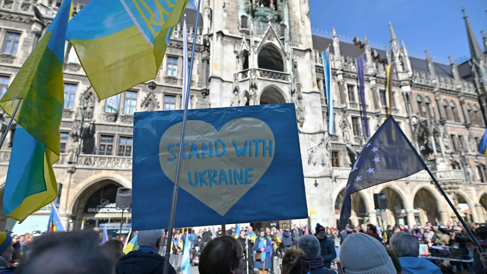 Die Demonstrierenden sprachen sich für eine anhaltende Unterstützung der Ukraine aus. (Foto: Uwe Lein/dpa)