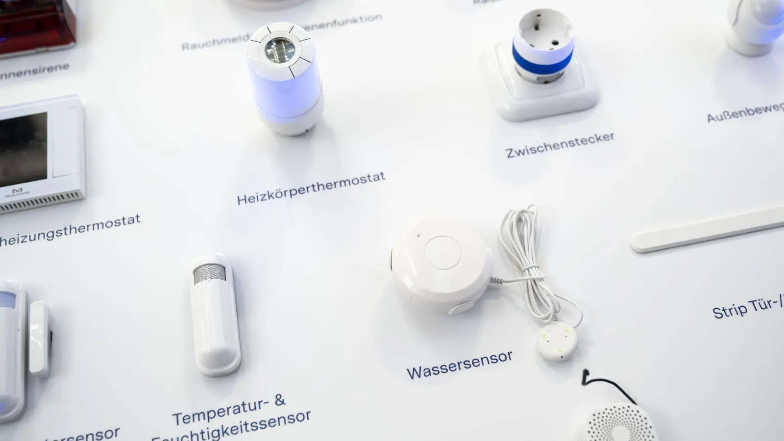 Alles im Griff: Mit einem Smart-Home-System lassen sich Heizung, Licht und Sicherheit bequem steuern. (Foto: Florian Schuh/dpa-tmn)