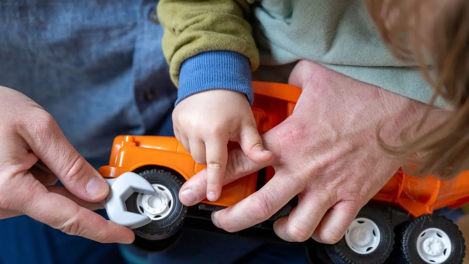 Das Umgangsrecht kann bei Drogen- oder Alkoholabhängigkeit eines Elternteils eingeschränkt werden. (Foto: Hendrik Schmidt/dpa/dpa-tmn)