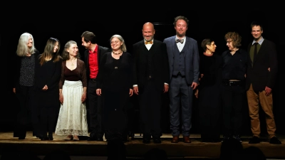 Beim Schlussapplaus versammelt (von links): die Mitwirkenden des Abschlusskonzertes, Mareile Weigt, Kim Chi Vu, Ina Birk, David Cools, Anne Roth, Thomas Rohde, Daniel Beskow, Birgit Nerdinger, Christiane Först und Christian Loeschke. (Foto: Thomas Wirth)