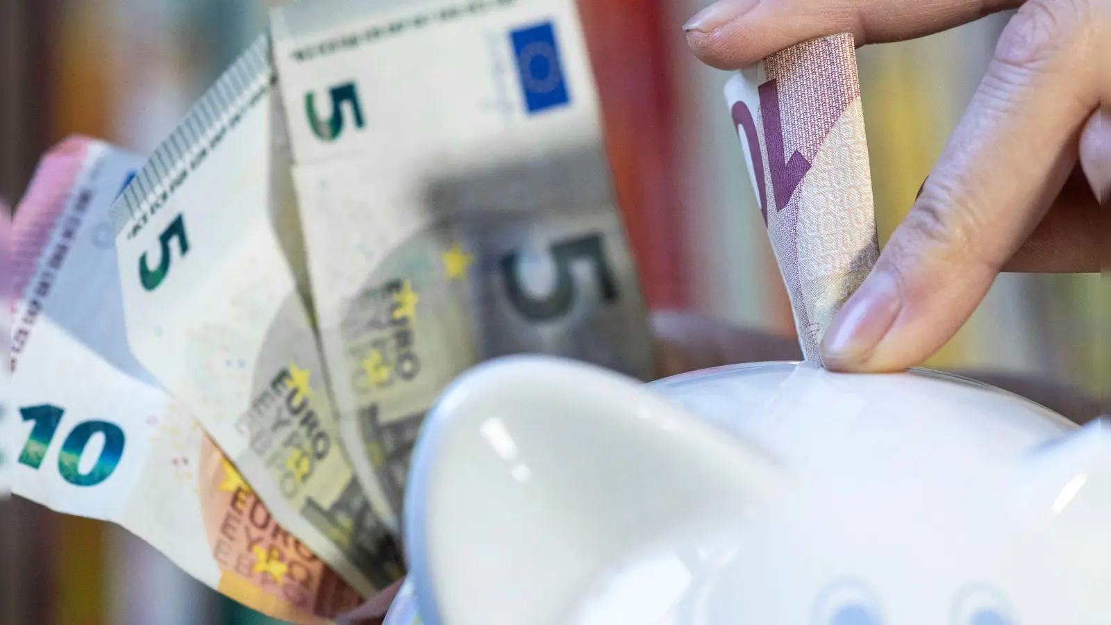 Vielen Menschen halten Sparen zurzeit für ratsam.  (Foto: Hendrik Schmidt/dpa)