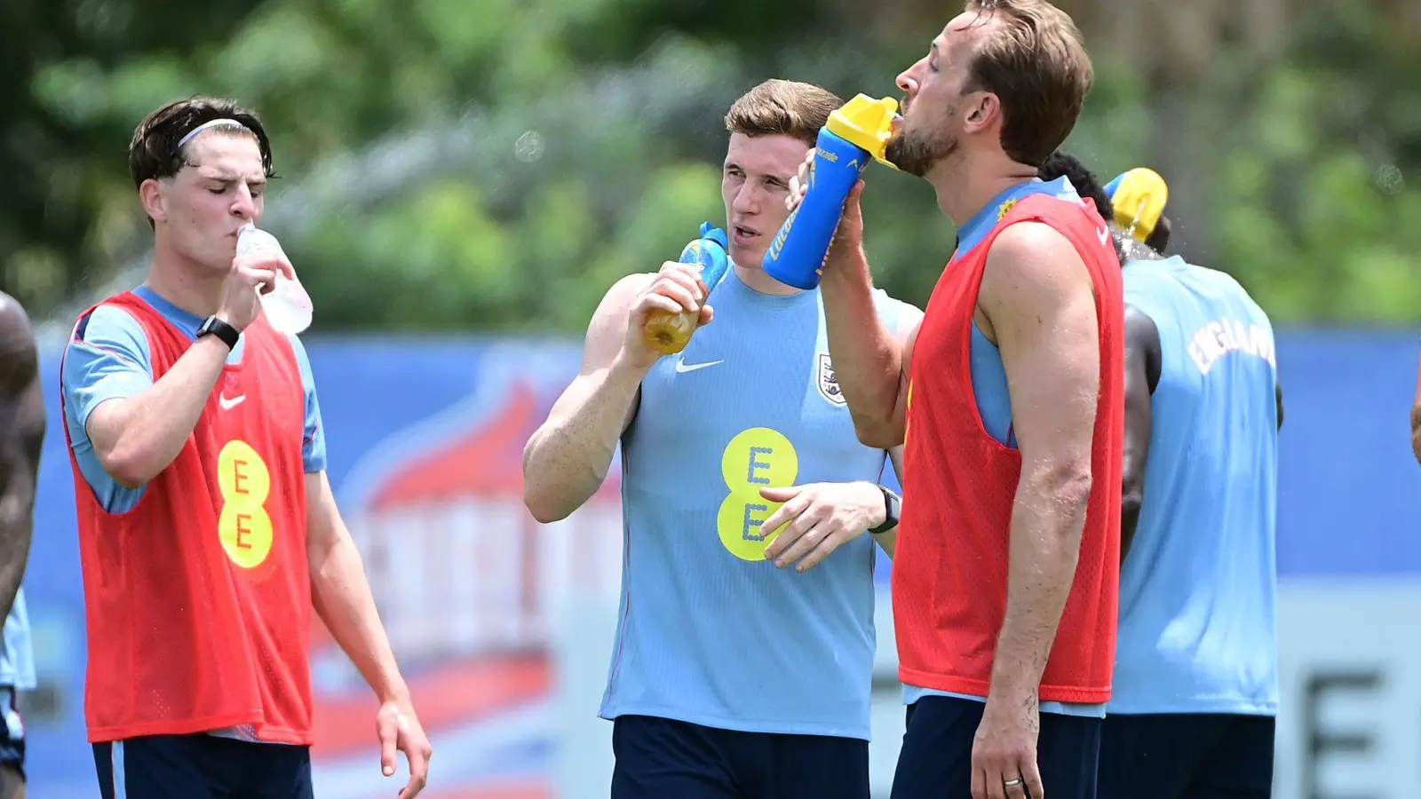 Englands Nationalspieler um Harry Kane (r) während einer Trinkpause. (Archivbild) (Foto: Jc Ruiz/PA Wire/dpa)