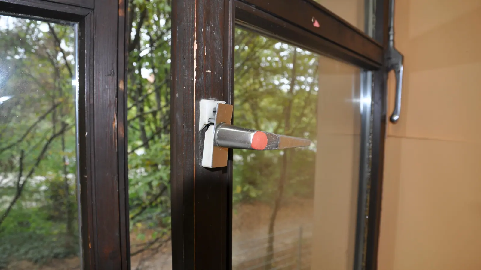 Wie ein Wunder mutet es an, dass sich dieses Fenster im B-Bau noch öffnen lässt. (Foto: Jonas Volland)