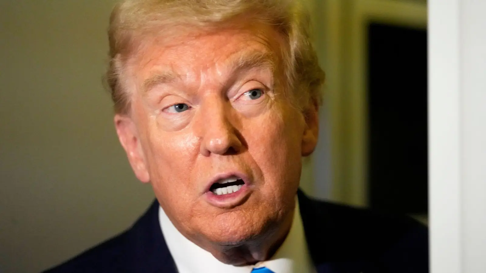 Trump stellt sich hinter das Vorgehen der ICE-Behörde. (Foto: Mark Schiefelbein/AP/dpa)