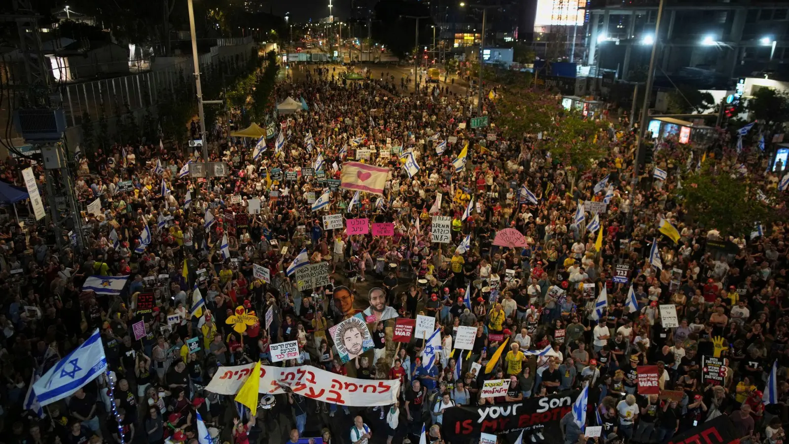 In Israel gehen erneut Menschen gegen die Regierung auf die Straße.  (Foto: Ohad Zwigenberg/AP/dpa)