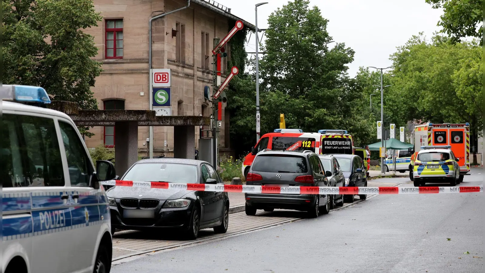 Der Bahnhof war längere Zeit weiträumig abgesperrt. (Foto: Daniel Löb/dpa)