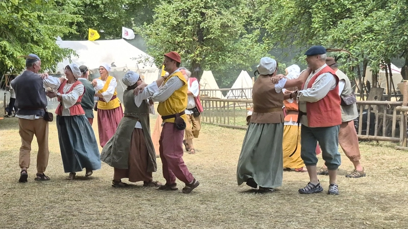Die Strawanzerey aus Herrieden zeigte historische Tänze – dahinter steigt der Rauch aus der Schmiede auf. (Foto: Margit Schwandt)