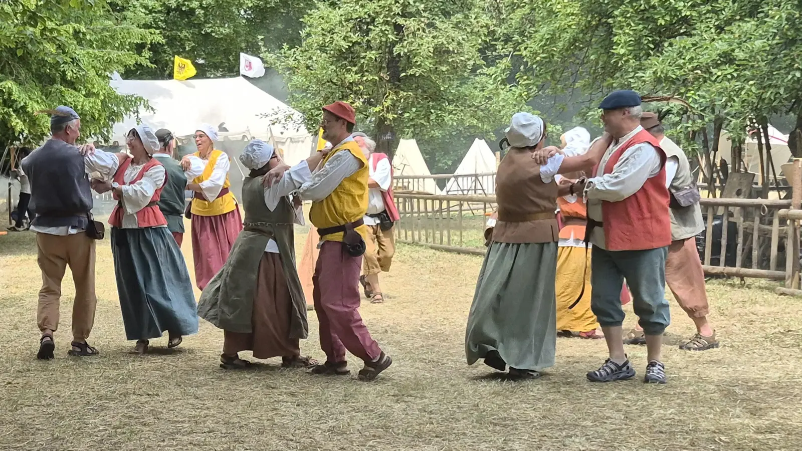 Die Strawanzerey aus Herrieden zeigte historische Tänze – dahinter steigt der Rauch aus der Schmiede auf. (Foto: Margit Schwandt)
