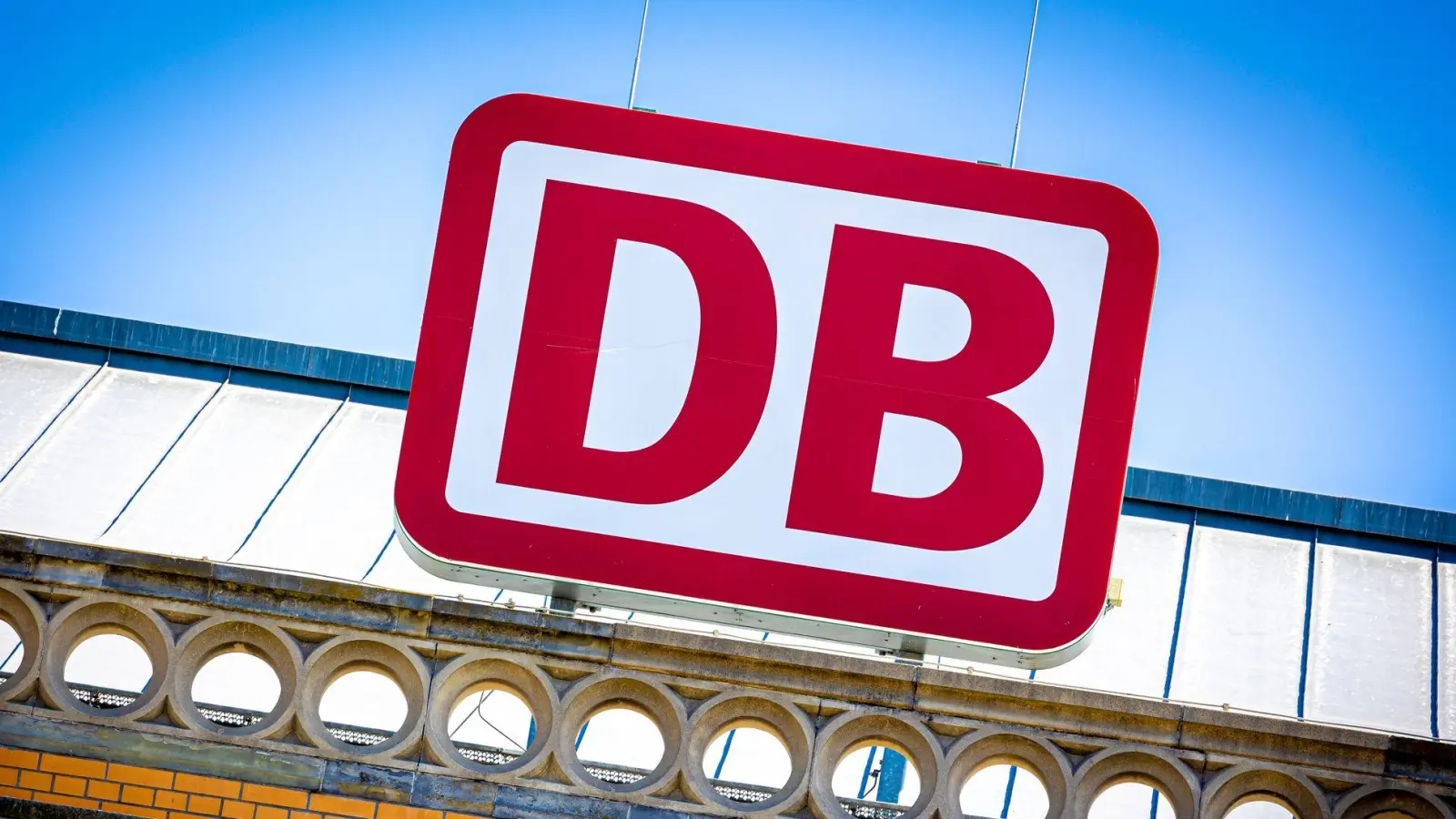 Der Ärger über die Deutsche Bahn ist bei vielen Menschen groß - ob daran das Sanierungsprogramm bis 2027 etwas ändern kann? (Foto: Moritz Frankenberg/dpa)