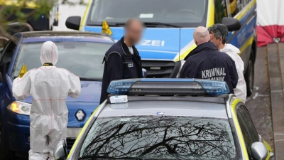 Die Spurensicherung war am Sonntag noch vor Ort. (Foto: Kevin Schößler/dpa)