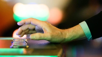 Der neue Glücksspiel-Survey 2025 zeigt: Das Glücksspielverhalten in Deutschland bleibt konstant. (Symbolbild) (Foto: Julian Stratenschulte/dpa)