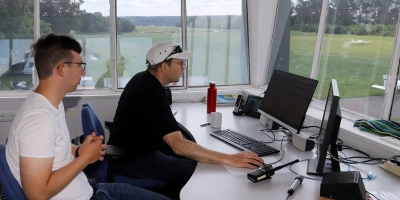 Im Tower auf dem Flugplatz Petersdorf des Aeroclubs Ansbach: In der Flugwoche hatte hier Torsten Schmotz (rechts) als ehrenamtlicher Betriebsleiter Dienst. Ihm half als zweiter Mann Oliver Breise. (Foto: Oliver Herbst)