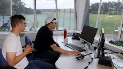 Im Tower auf dem Flugplatz Petersdorf des Aeroclubs Ansbach: In der Flugwoche hatte hier Torsten Schmotz (rechts) als ehrenamtlicher Betriebsleiter Dienst. Ihm half als zweiter Mann Oliver Breise. (Foto: Oliver Herbst)