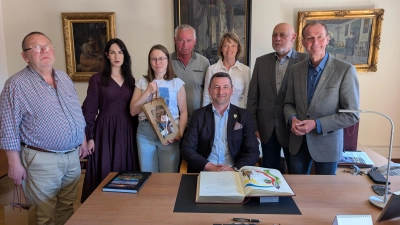 Empfang im Rathaus für die Gäste aus Siebenbürgen (von links): Unternehmer Herbert Andrae, Melitta Thamm (Vorsitzende des Freundesskreises Dinkelsbühl-Schäßburg), Yvonne Baier (Geschäftsführerin des Demokratischen Forums der Deutschen in Schäßburg), zweiter Bürgermeister Georg Piott, Schäßburgs Bürgermeister Ioan-Iulian Sîrbu, Andrea Rost (stellvertretende Vorsitzende des Demokratischen Forums der Deutschen in Schäßburg), Stefan Gorczyca (Vorsitzender des Demokratischen Forums der Deutschen in Schäßburg) und OB Dr. Christoph Hammer. (Foto: Stadt Dinkelsbühl/Thomas Staufinger)
