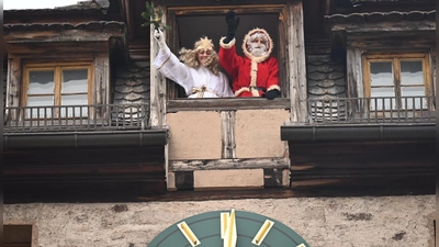 Eine Minute nach 14 Uhr öffnet sich das Fenster des Türmerstübchens im Oberen Tor. Christkind und Pelzi, die Geschwister Paula und Hannes Riess, huldigen Hunderten ungeduldig Wartenden.  (Foto: Wolfgang Grebenhof)