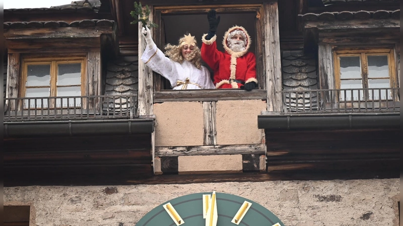 Eine Minute nach 14 Uhr öffnet sich das Fenster des Türmerstübchens im Oberen Tor. Christkind und Pelzi, die Geschwister Paula und Hannes Riess, huldigen Hunderten ungeduldig Wartenden.  (Foto: Wolfgang Grebenhof)