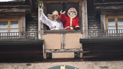 Eine Minute nach 14 Uhr öffnet sich das Fenster des Türmerstübchens im Oberen Tor. Christkind und Pelzi, die Geschwister Paula und Hannes Riess, huldigen Hunderten ungeduldig Wartenden.  (Foto: Wolfgang Grebenhof)