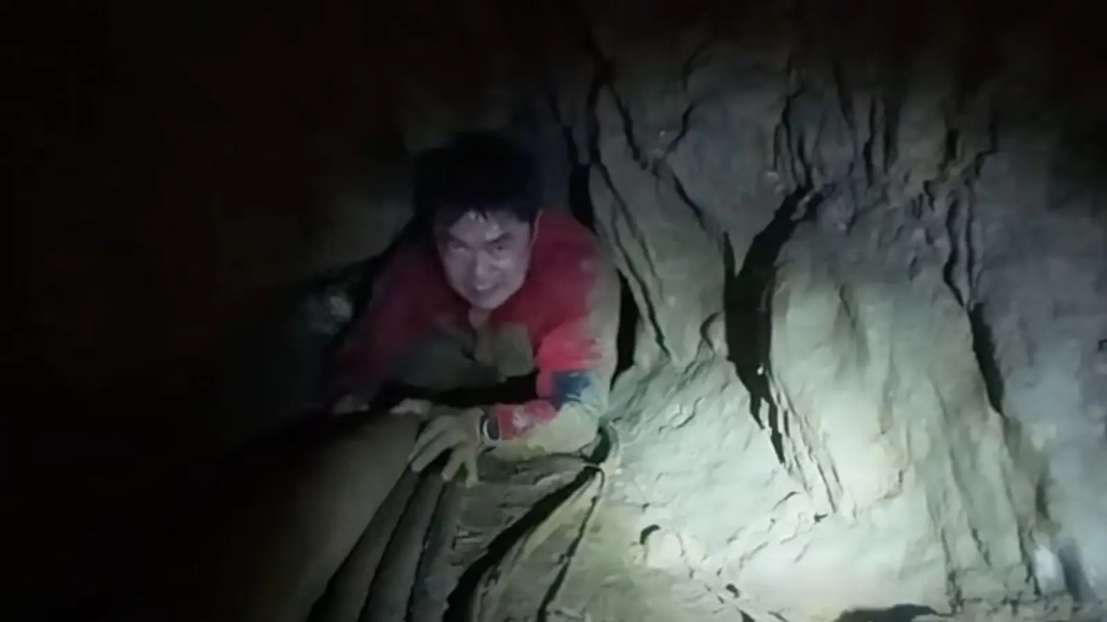 Die Retter mussten sich durch extrem enge Tunnel kämpfen. (Foto: Uncredited/Benz Norrased Palasing Seascout Diving/AP/dpa)