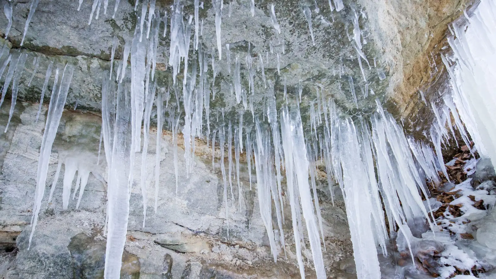 Ein herabfallender Eiszapfen trifft in Oberbayern einen Jungen. (Symbolbild) (Foto: Daniel Karmann/dpa)