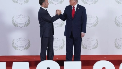 Während sich US-Präsident Trump für das Gaza-Abkommen feiern lässt, ist Frankreichs Präsident Macron weiter vorsichtig. (Foto: Evan Vucci/AP Pool/AP/dpa)