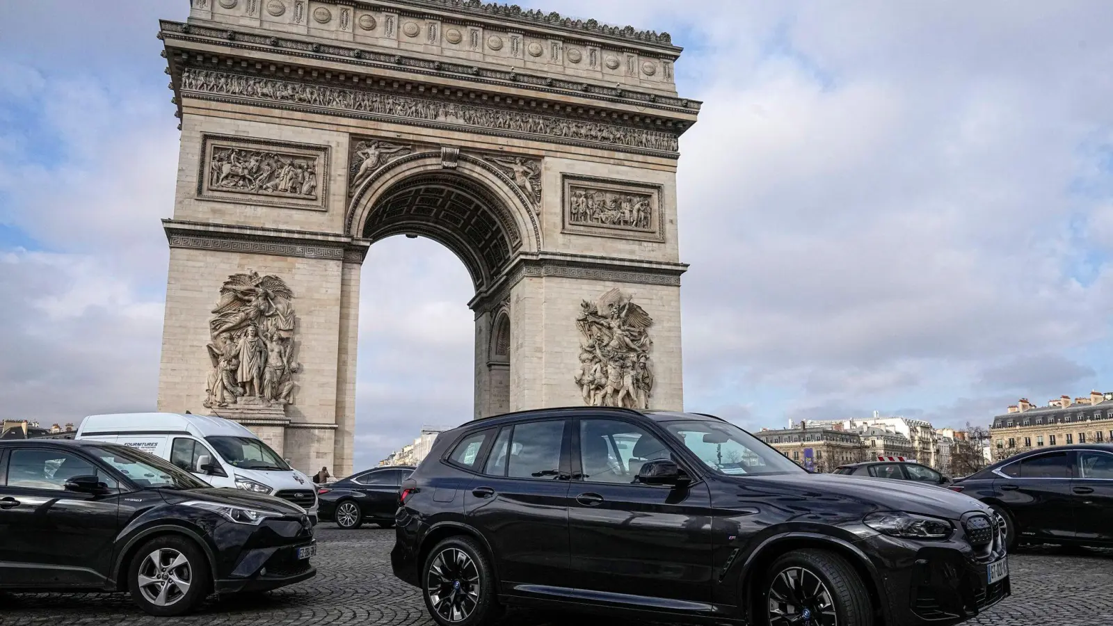 SUVs zahlen in Paris deutlich höhere Parkgebühren. (Archivbild) (Foto: Michel Euler/AP/dpa)