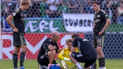 Torwart Frederik Rönnow wurde schwindelig und musste ausgewechselt werden. (Foto: David Inderlied/dpa)