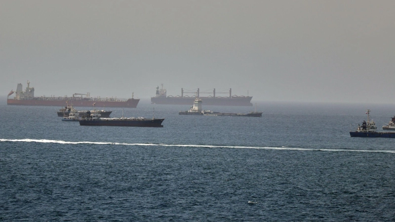 Der Iran greift in der Straße von Hormus immer wieder Öltanker an. Nun nimmt das US-Militär ebenfalls Öltanker ins Visier. (Symbolbild)  (Foto: Uncredited/AP/dpa)