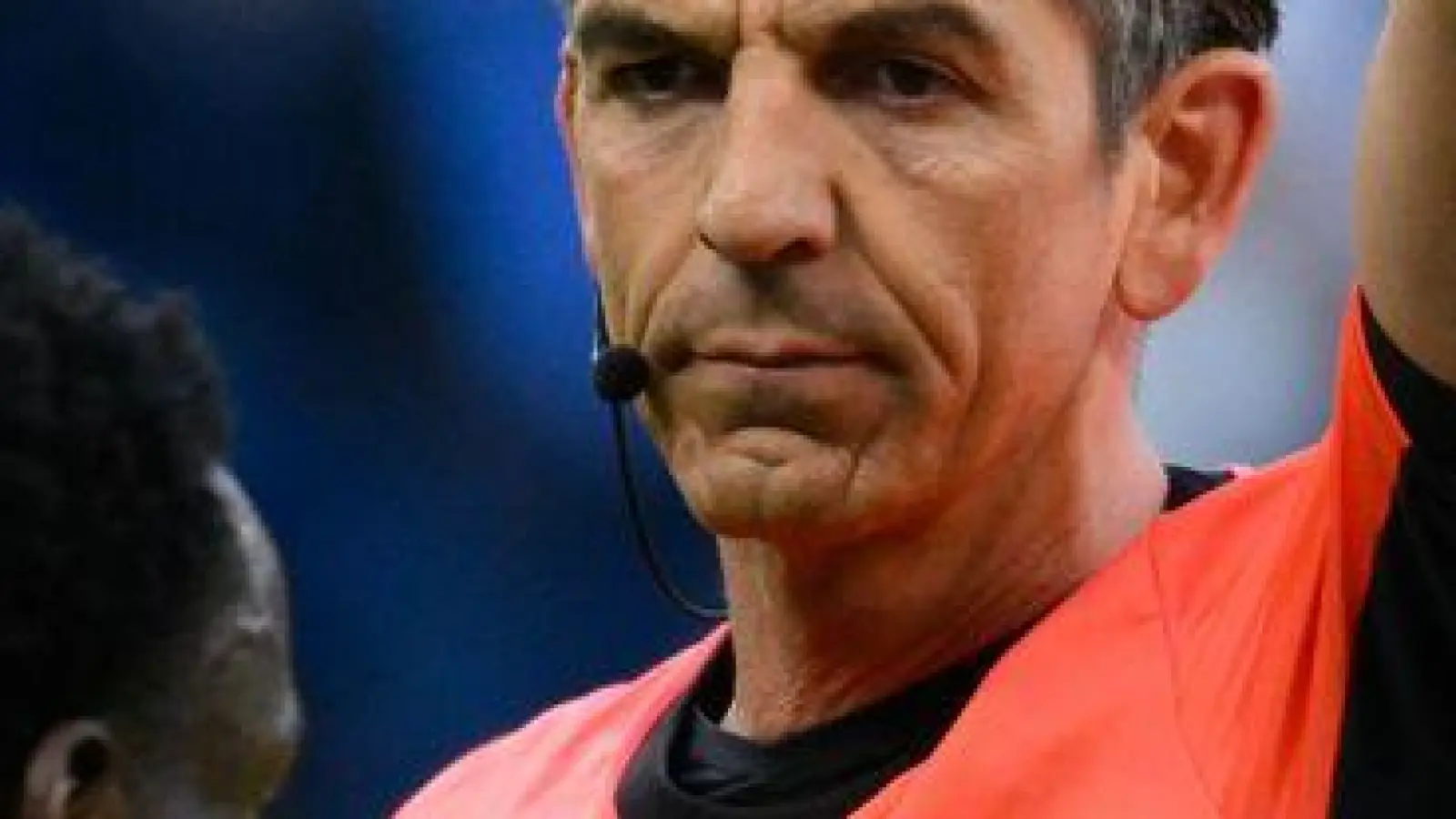 Schiedsrichter Deniz Aytekin erlebte eine kuriose Szene in Hamburg.  (Foto: Gregor Fischer/dpa)