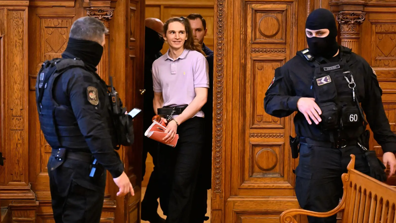 Ein Gericht in Budapest verurteilte die non-binäre deutsche Person Maja T. wegen Gewalt gegen Rechte zu acht Jahren Gefängnis. (Foto: Denes Erdos/AP/dpa)