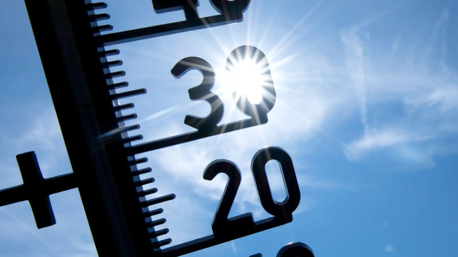Ein Thermometer zeigt Temperaturen über 30 Grad an. (zu dpa: «Wetterdienst misst bislang höchste Temperatur des Jahres») (Foto: Sven Hoppe)