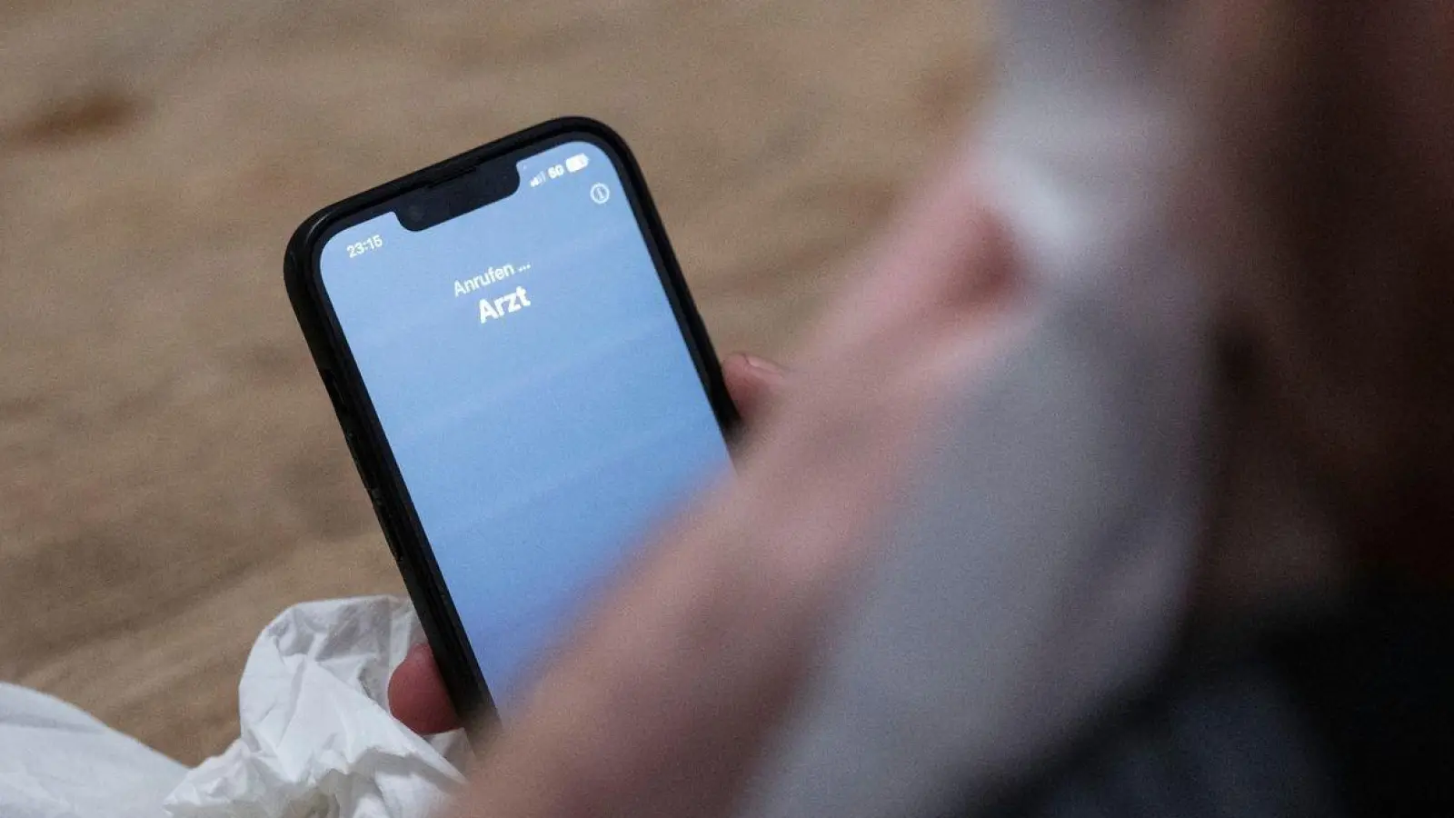 Patientinnen und Patienten sollen über die automatische Telefonassistenz Termine vereinbaren, absagen oder verschieben. (Foto: Hannes P Albert/dpa)