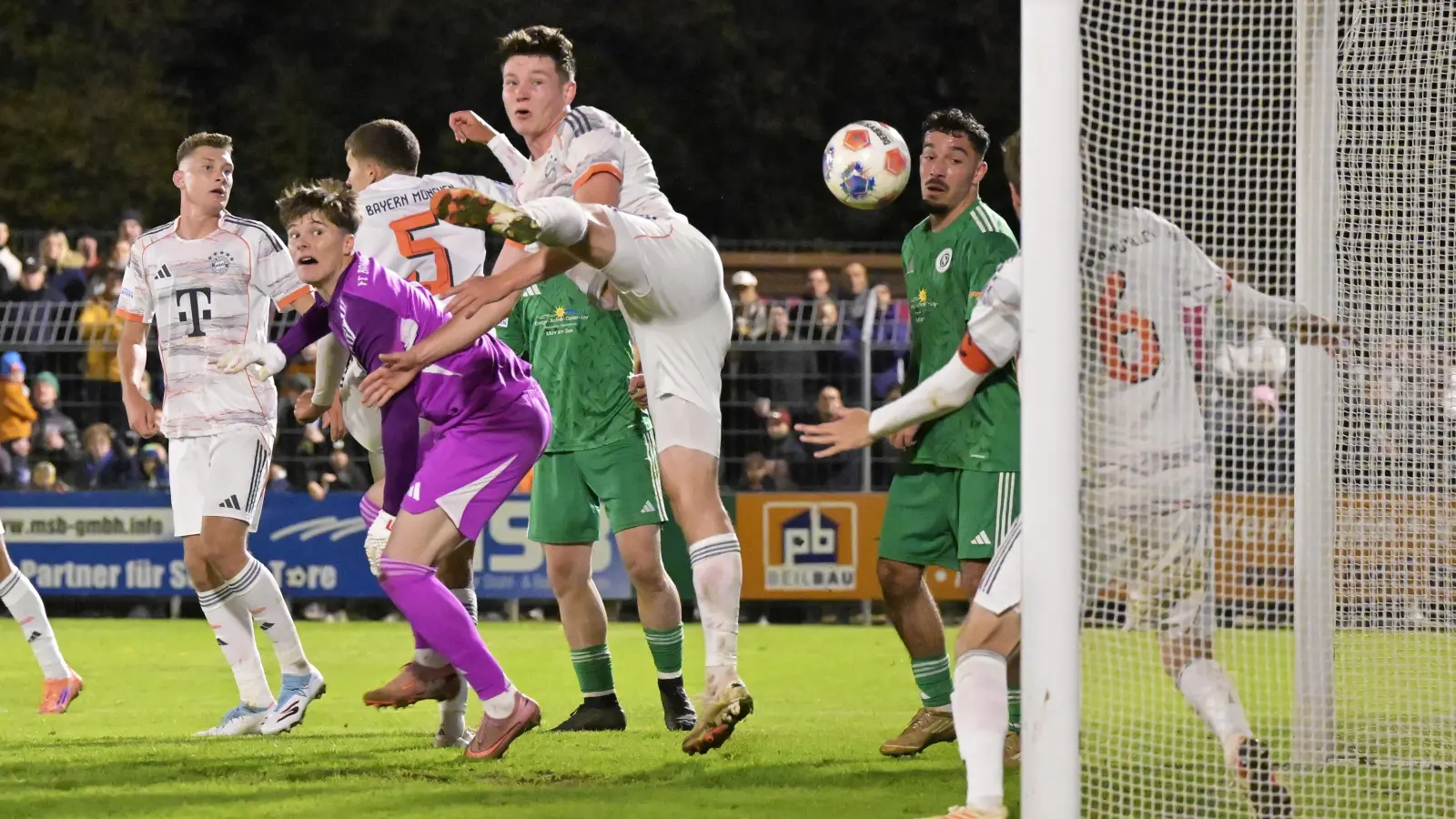 Der Unterhachinger Neuzugang Richard Meier (in der Mitte beim Sprung) war mit dem FC Bayern München II in dieser Saison schon zu Gast in Ansbach. (Foto: Martin Rügner)