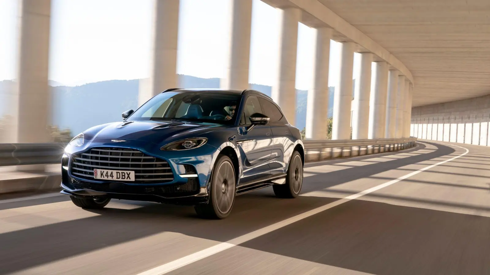 SUV als Straßensportler: Der neue Aston Martin DBX707 kann bis zu 310 km/h schnell werden. (Foto: Dominic Fraser/Aston Martin/dpa-tmn)