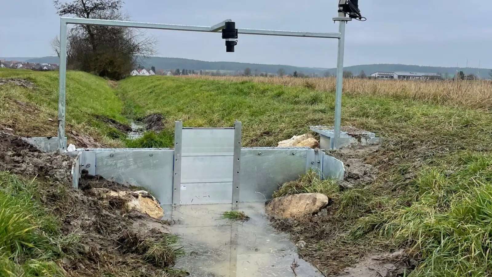 Vor Weihnachten wurde das vierte Stauwehr in einem sogenannten „grünen Graben” bei Gerhardshofen eingebaut. (Foto: Mona Heyn (WWA Ansbach))