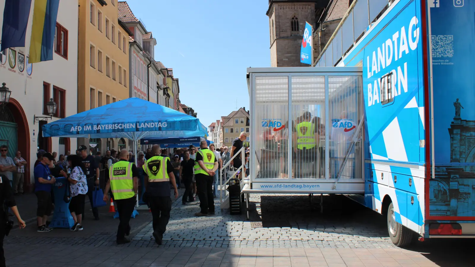 Ordner schauen bei der AfD immer wieder, ob alles passt (Foto: Constantin Prosch)