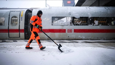 Die Deutsche Bahn will am Samstag den Fernverkehr in Norddeutschland wieder aufnehmen.  (Foto: Christian Charisius/dpa)