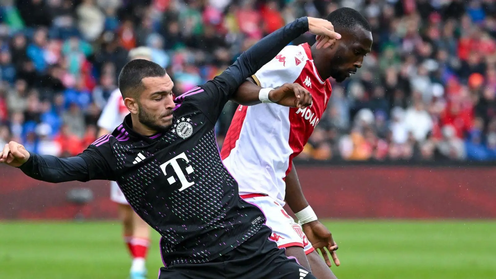 Chrislain Matsima (r) wechselt zum FC Augsburg. (Foto: Sven Hoppe/dpa)