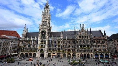 Ein aufmerksamer Mitarbeiter des Sicherheitsdienstes bemerkte den Mann im Münchner Rathaus. (Archivbild) (Foto: Felix Hörhager/dpa)