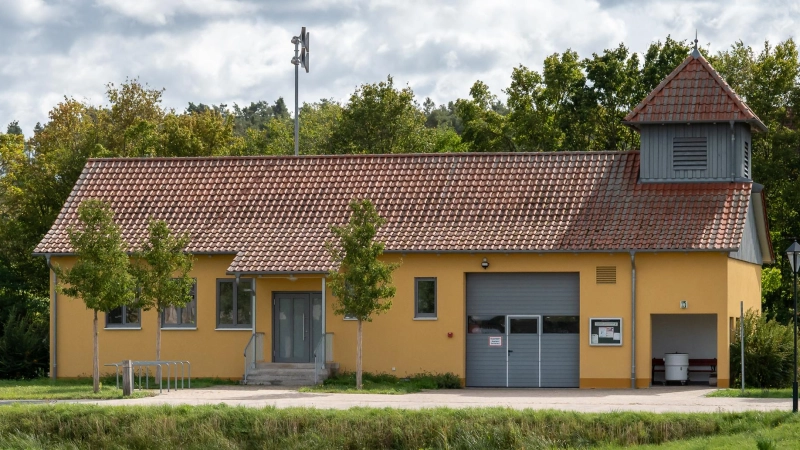 Das Dorfgemeinschaftshaus samt Feuerwehr in Peppenhöchstädt: Der Feuerwehrverein will die Terrasse überdachen. Die Zuschusshöhe löste allerdings Diskussionen aus. (Foto: Mirko Fryska)
