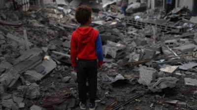 Ein Junge steht vor den Trümmern nach einem Luftangriff im Flüchtlingslager Maghazi im Zentrum des Gazastreifens. Schon sechs Monate lang tobt der Gaza-Krieg. (Foto: Uncredited/XinHua/dpa)