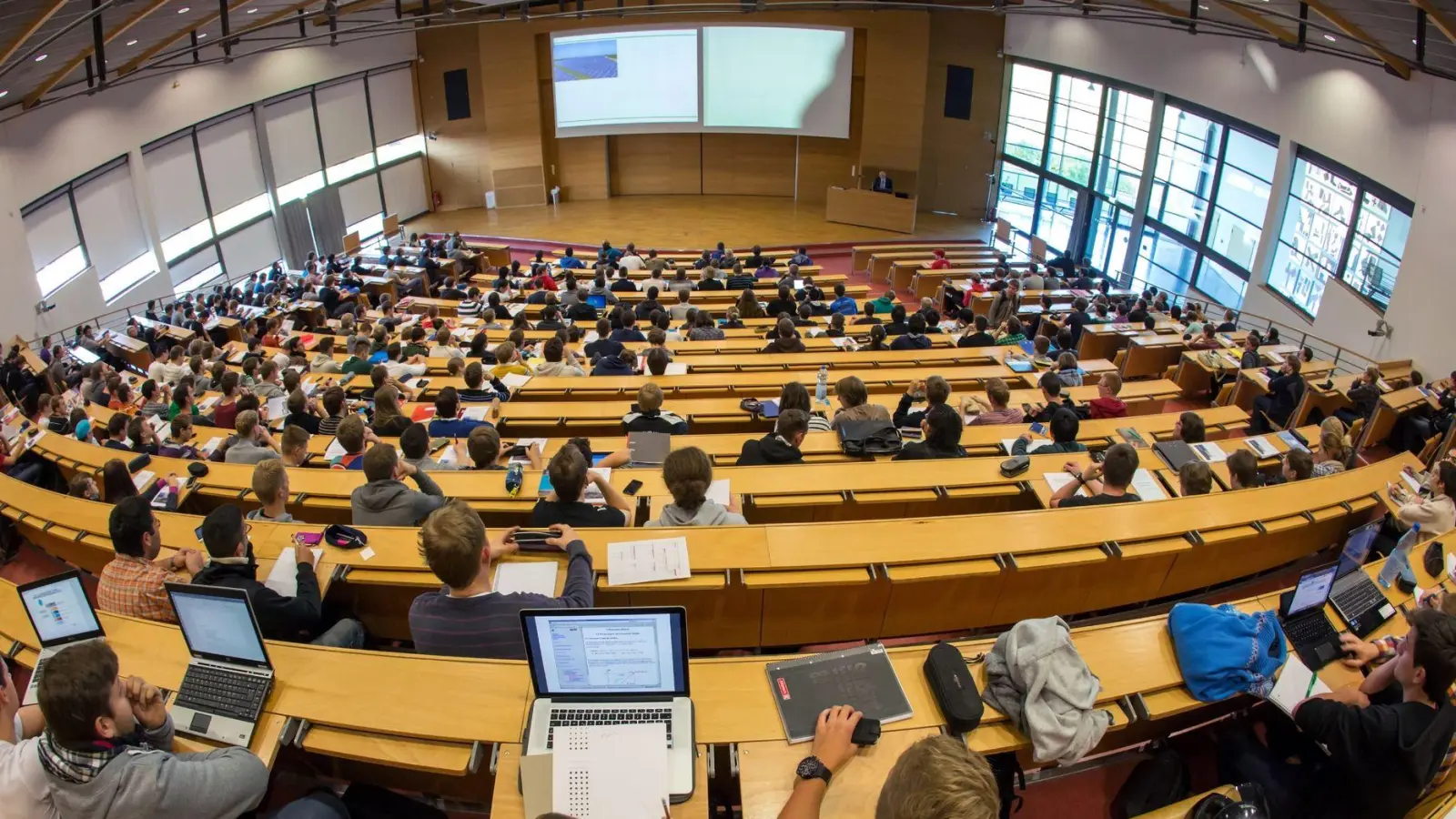 Wer ein Startup gründet, dessen Eltern saßen mit hoher Wahrscheinlichkeit früher im Hörsaal. Viele Gründerinnen und Gründer kommen aus Akademiker- oder Unternehmerfamilien. (Foto: Michael Reichel/dpa-Zentralbild/dpa)