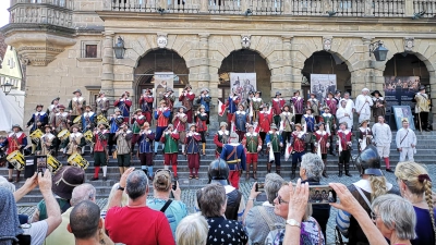 Pfingstfestspiele 2023 in Rothenburg - die Stadt mitsamt ihren Bewohnern erinnert wieder eindrucksvoll an ihre Geschichte. Der Spielmannszug zieht am Freitagabend vor dem Rathaus die Schaulustigen an. (Foto: Jürgen Binder)