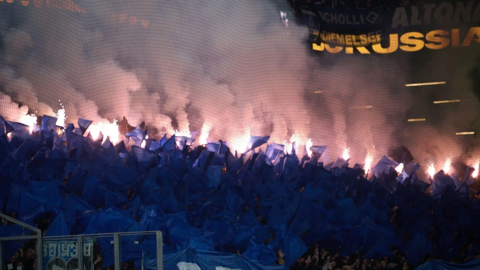 HSV-Fans hatten während des Spiels bei Borussia Dortmund viel Pyrotechnik abgebrannt. (Archivbild) (Foto: Bernd Thissen/dpa)